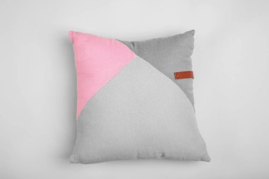 Açık renkli yumuşak yastık