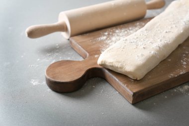 Ahşap tahta üzerinde çiğ hamur