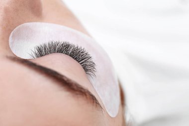 Genç kadın kirpik uzantıları, closeup geçiyor