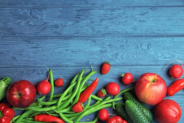 Kompozisyon farklı meyve ve sebzelerin ahşap arka plan üzerinde