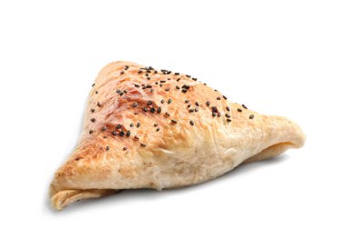 Beyaz zemin üzerine lezzetli samosa