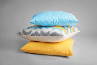 Işık arka plan üzerinde yumuşak yastık