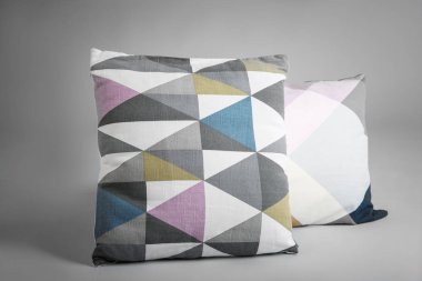 Işık arka plan üzerinde yumuşak yastık