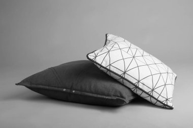 Işık arka plan üzerinde yumuşak yastık