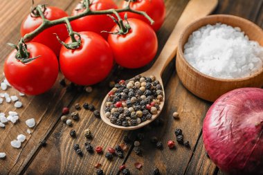 Biber karışımı ve malzemeler ahşap zemin üzerine kaşıkla