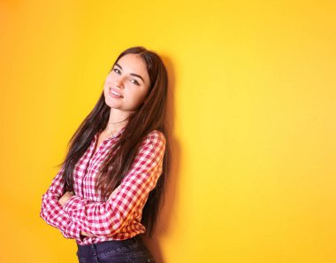 Renkli arka planda gülümseyen güzel kadın