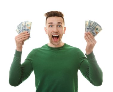 Beyaz arka plan üzerinde banknot ile mutlu genç adam