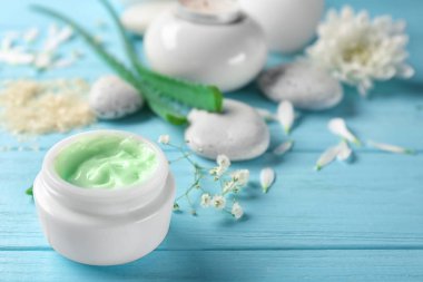 Vücut üzerinde ahşap masa krem kavanoz ile güzel kompozisyon