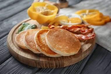 Pankek ve pastırma ahşap tahta üzerinde ile lezzetli kahvaltı