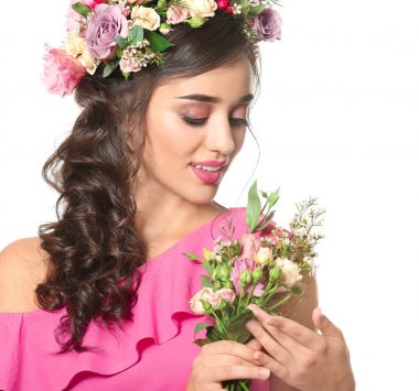 Çelenk ve buket çiçek beyaz arka plan üzerinde olan güzel kadın