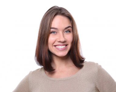 beyaz zemin üzerinde gülümseyen güzel kadın