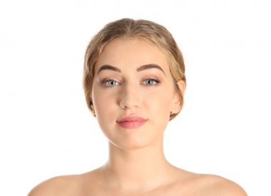 Beyaz arka plan üzerinde güzel kaşları olan kadın