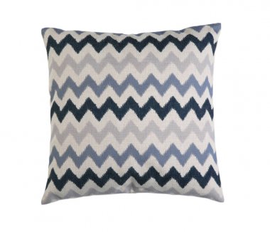 Beyaz arkaplanda yumuşak yastık