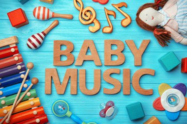 Metin bebek müzik ve ahşap arka plan üstünde toys