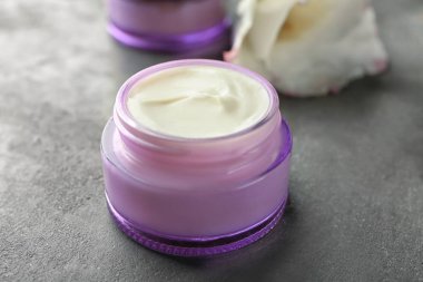 Gri arka plan üzerinde doğal krem kavanoz