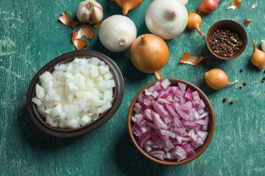 Ahşap masa üzerinde farklı soğan ile kompozisyon