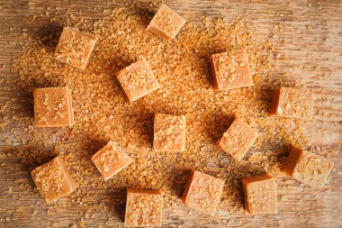 Masada lezzetli karamelli şeker