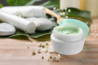 Vücut üzerinde ahşap masa krem kavanoz ile güzel kompozisyon