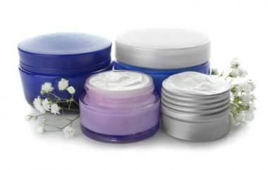 Beyaz arka plan üzerinde doğal krem kavanoz