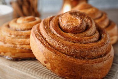 Ahşap tahta ile tatlı tarçın rulo, portre