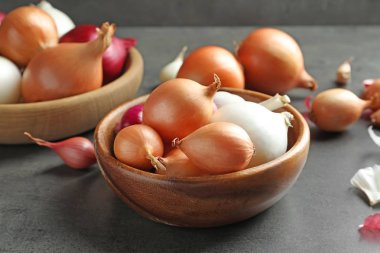 Gri tablo farklı soğanlı kase