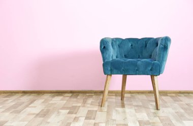 Pembe duvar arka plan üzerinde rahat koltuk