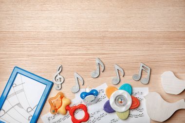 Ahşap arka plan üzerinde müzik yaprakları ile güzel kompozisyon. Bebek şarkıları kavramı