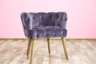 Pembe duvar arka plan üzerinde rahat koltuk