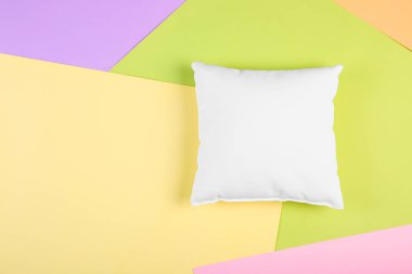 Renk arka plan üzerinde boş yumuşak yastık