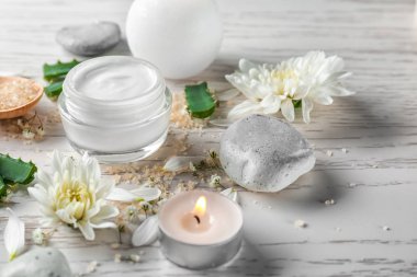 Vücut üzerinde ahşap masa krem kavanoz ile güzel kompozisyon