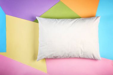Renk arka plan üzerinde boş yumuşak yastık