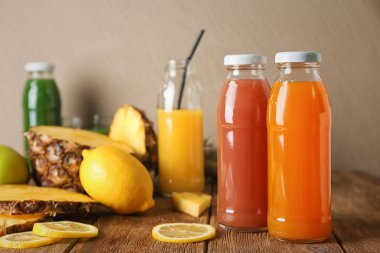 Şişe taze sıkılmış meyve suları ve malzemeler ahşap tablo