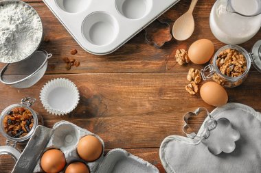 Aletleri ve malzemeler ahşap arka plan üzerinde pişirme ile kompozisyon