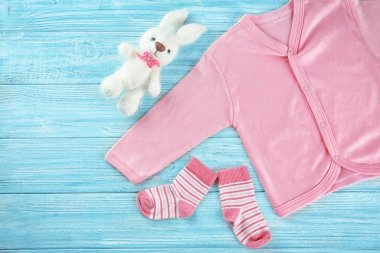 Bebeğin ilk bez ahşap arka plan üzerinde