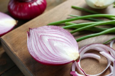 Taze soğan ahşap tahta kesmek.