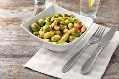 Kavrulmuş brussel lahanası tablo ile kase