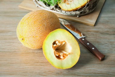 Ahşap masa üzerinde nefis taze kavunlar