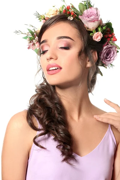 Vacker ung kvinna med blomsterkrans på vit bakgrund — Stockfoto
