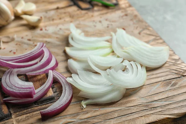 Frisch geschnittene Zwiebel auf Holzbrett — Stockfoto