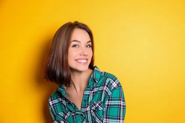 Mulher sorridente bonita no fundo da cor — Fotografia de Stock