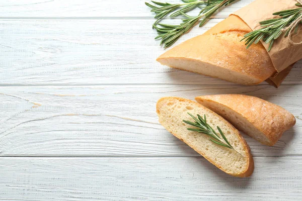 Lekker vers brood met kruiden op houten achtergrond — Stockfoto