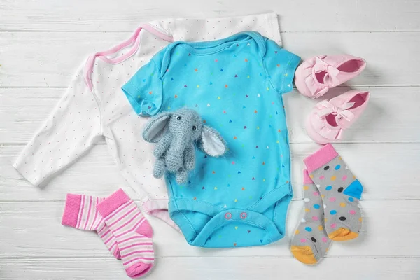 Geschenke für Baby-Dusche auf hellem Hintergrund — Stockfoto