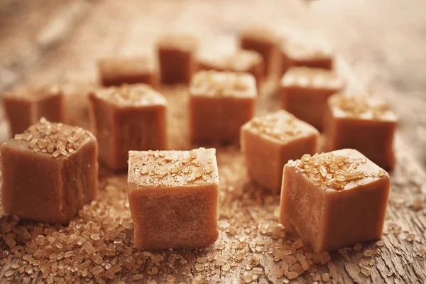 Deliciosos doces de caramelo na mesa — Fotografia de Stock