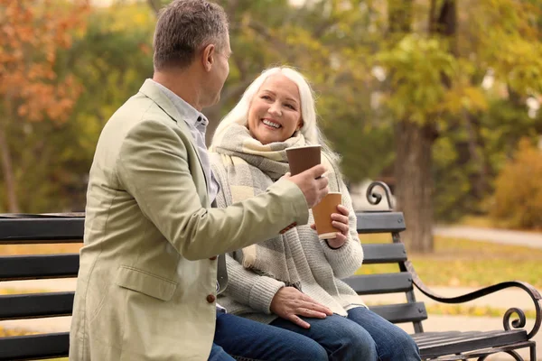 Boldog érett pár a parkban a padon pihenő — Stock Fotó