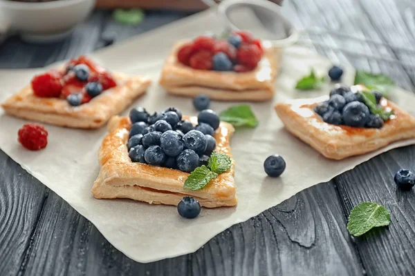 Parşömen masada lezzetli berry hamur işleri ile