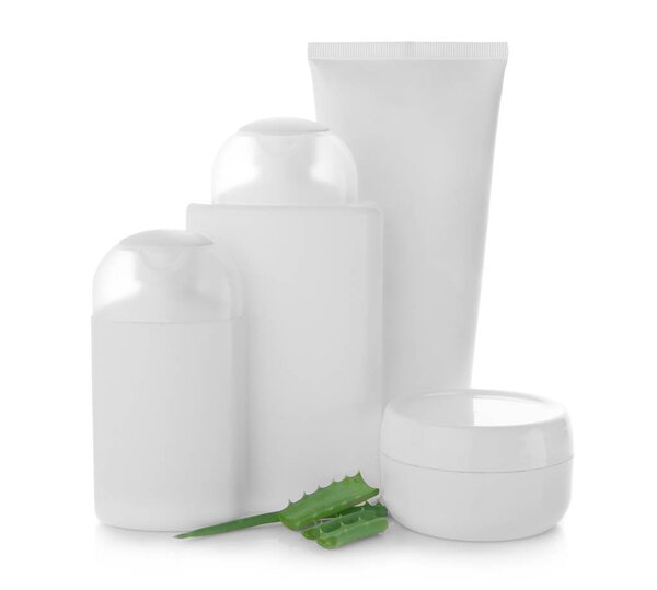 Комплект средств по уходу за телом на белом фоне
