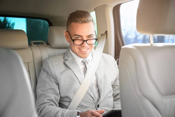 Мужчина в формальной одежде на заднем сиденье автомобиля — стоковое фото