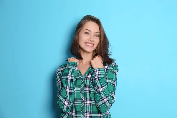 Mulher sorridente bonita no fundo da cor — Fotografia de Stock