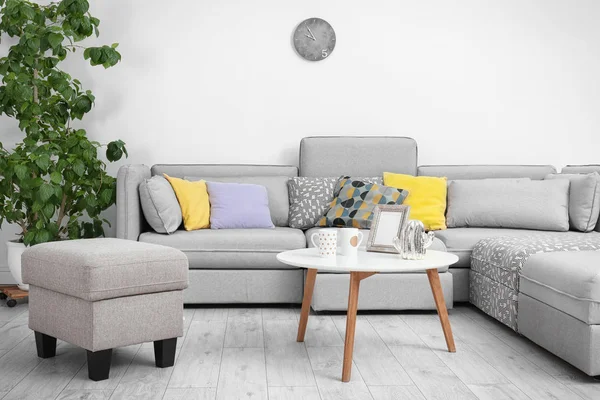 Vardagsrum inredning med stora grå soffan — Stockfoto