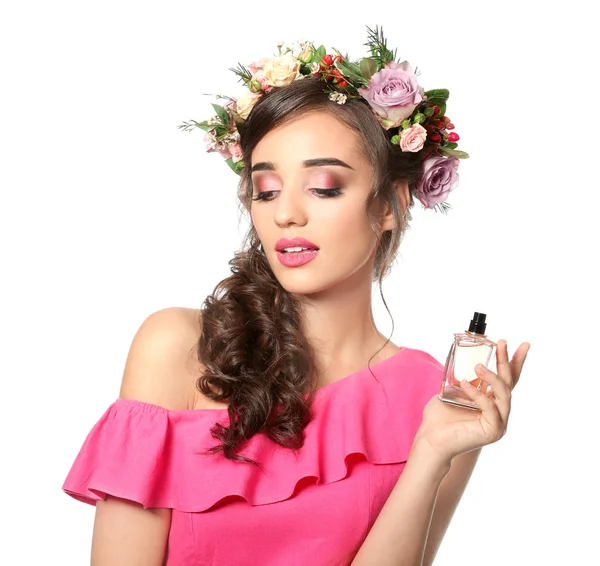 Hermosa joven con botella de perfume floral sobre fondo blanco — Foto de Stock